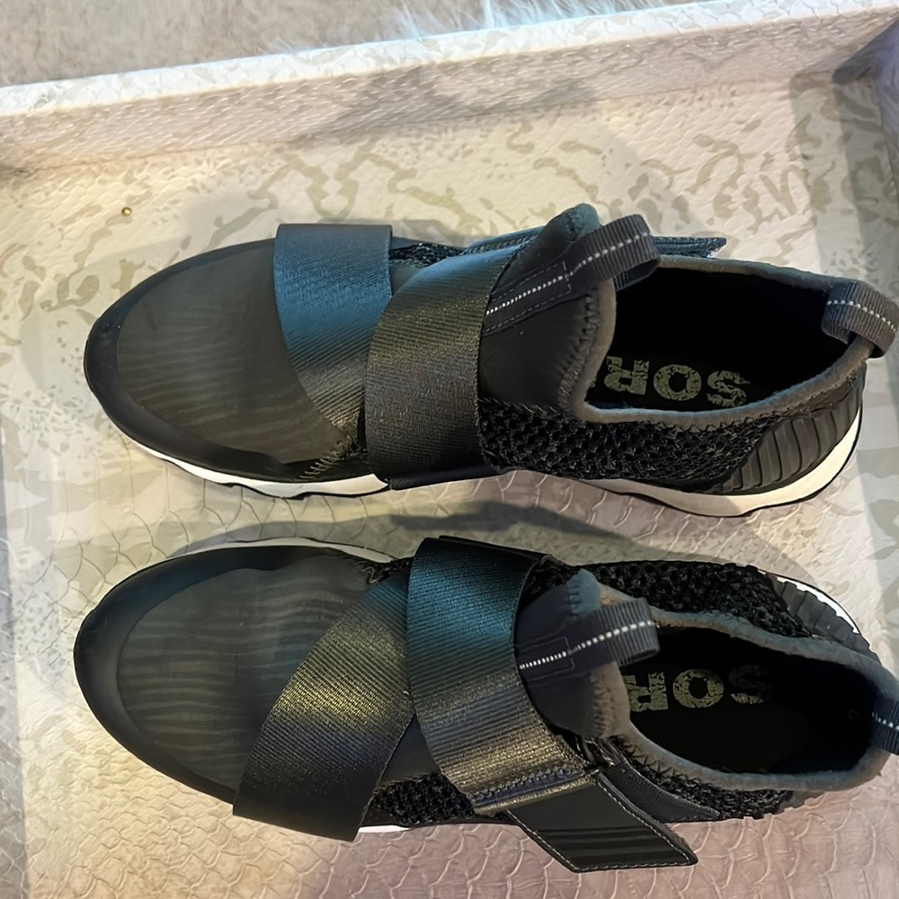 Sorel hunter green size 7 athletic shoe.  Worn 8 to 10 times